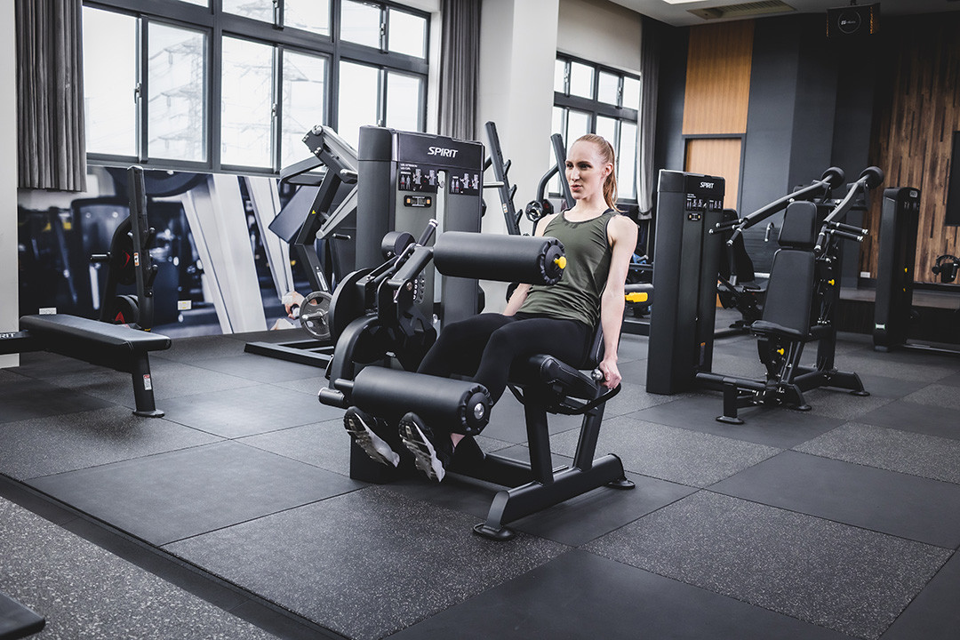 Dual leg extension/leg curl